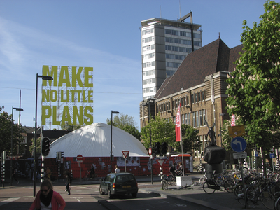 905320 Gezicht op de opbouw van het festival 'Make no little plans' op de Neude te Utrecht, vanuit de Voorstraat.
